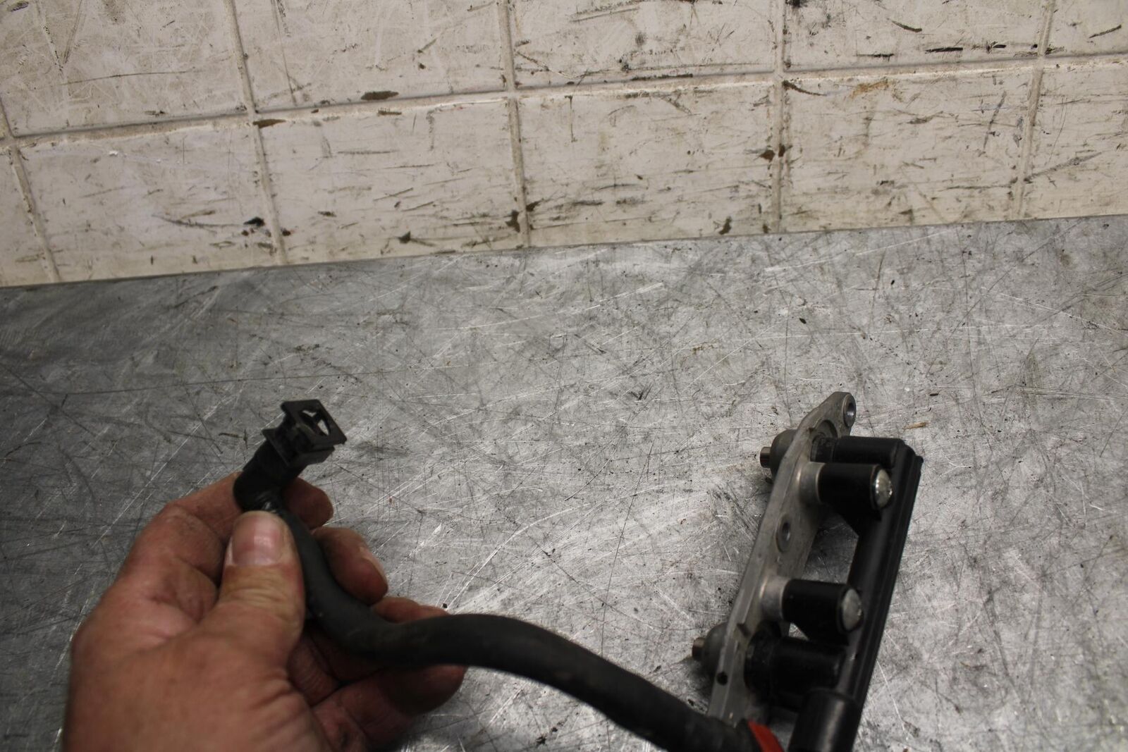 2009 Kawasaki Ninja ZX6R ZX600R SECONDARY FUEL INJECTORS TOP  GAS RAIL BB538