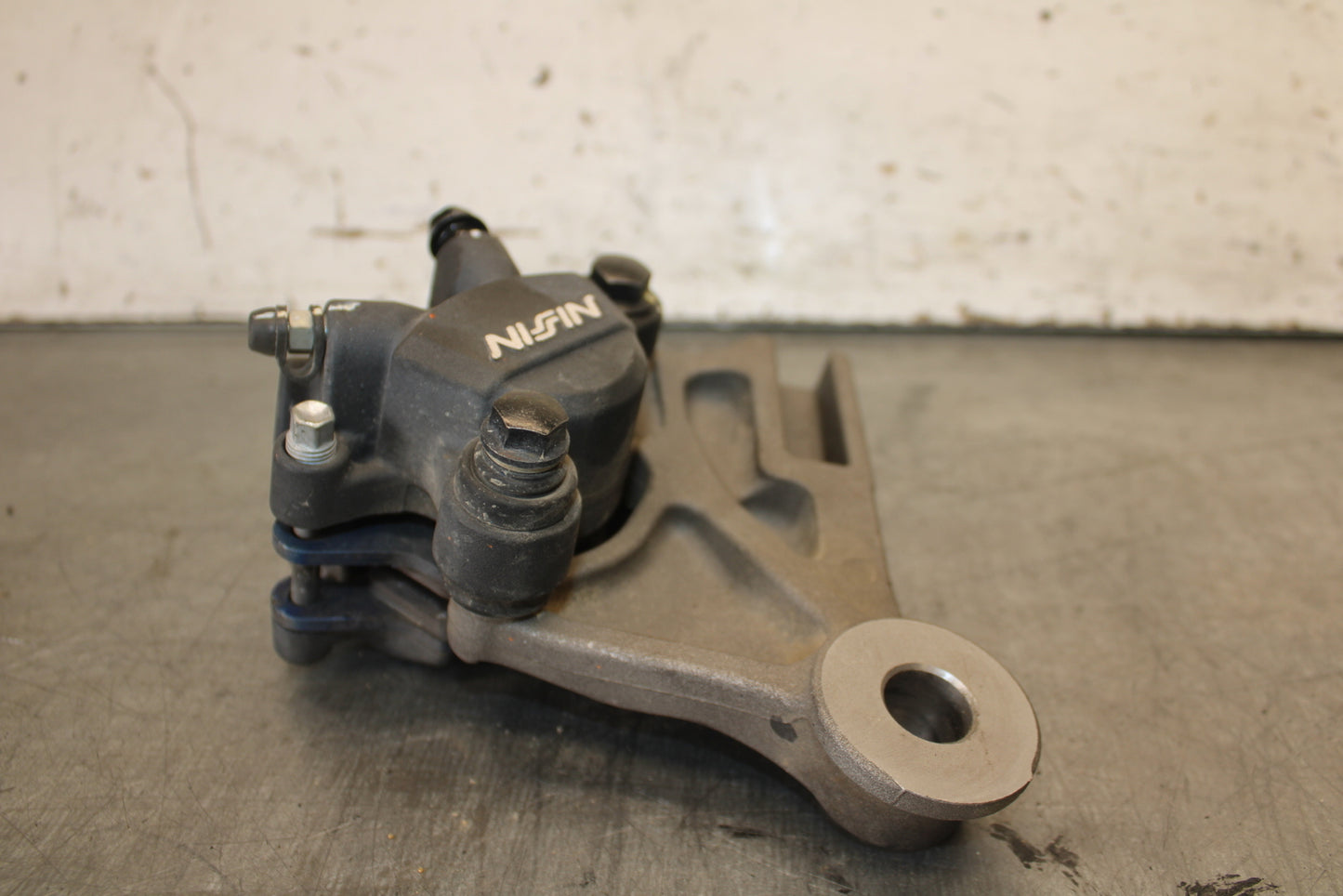 13-15 HONDA CBR500R REAR BACK BRAKE CALIPER W MOUNT BRACKET 43150-MGZ-J01 BB704