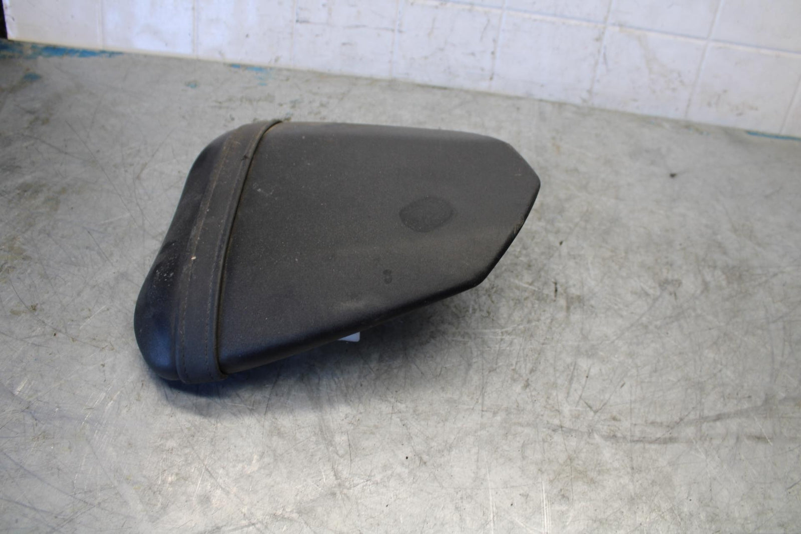 08-16 YAMAHA YZF R6 REAR BACK PASSENGER TANDEM SEAT PAD SADDLE PILLION BB431