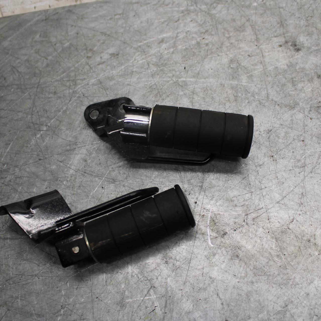 2007 Suzuki Boulevard M50 REAR PASSENGER PEG BB537