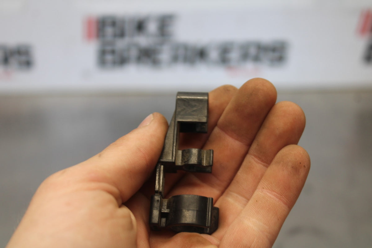 05 YAMAHA YZF R6 FUEL HOSE GAS LINE CLIP BB894