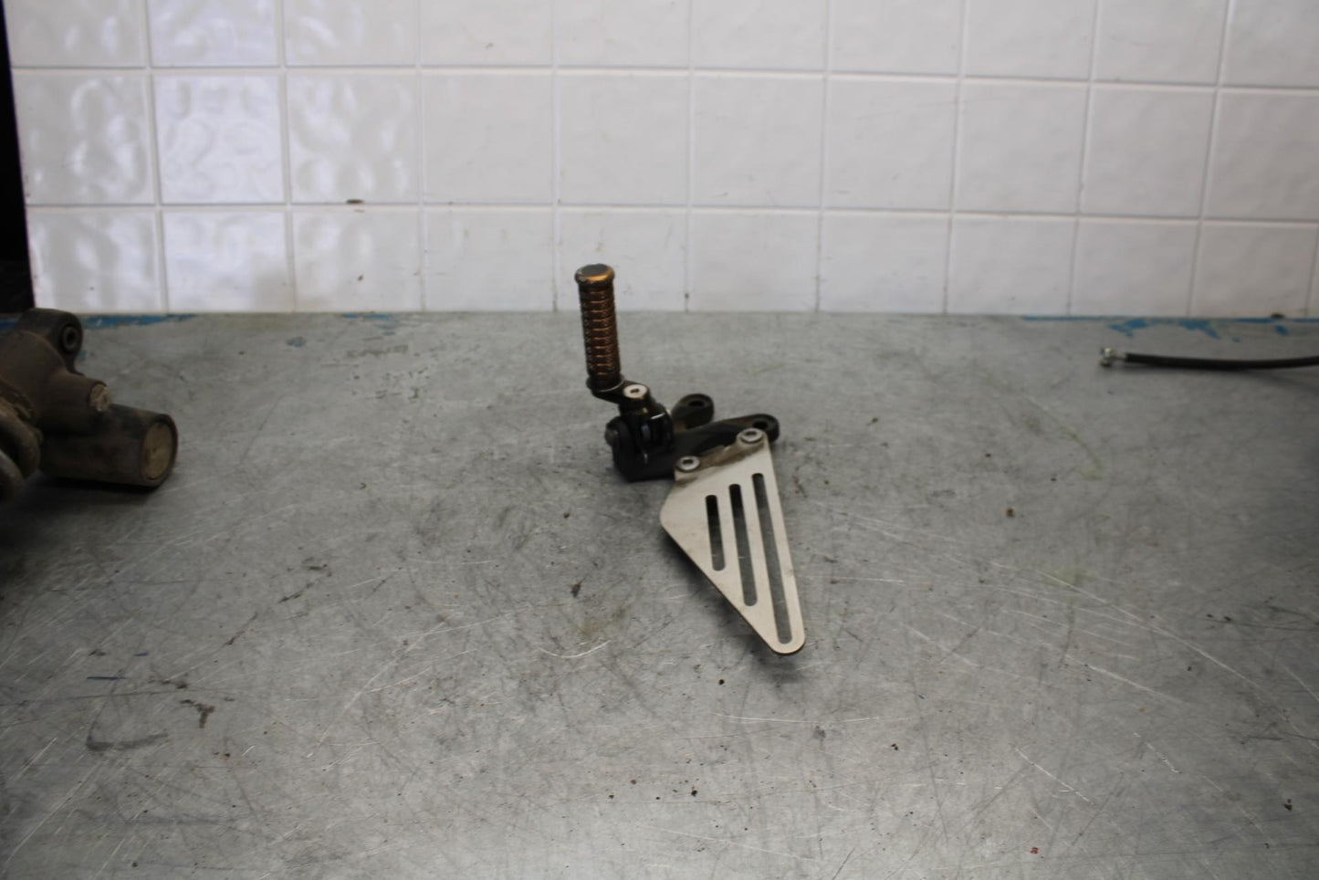 06-07 KAWASAKI NINJA ZX14R LEFT REARSET DRIVER FOOT PEG BRACKET MOUNT  bb433