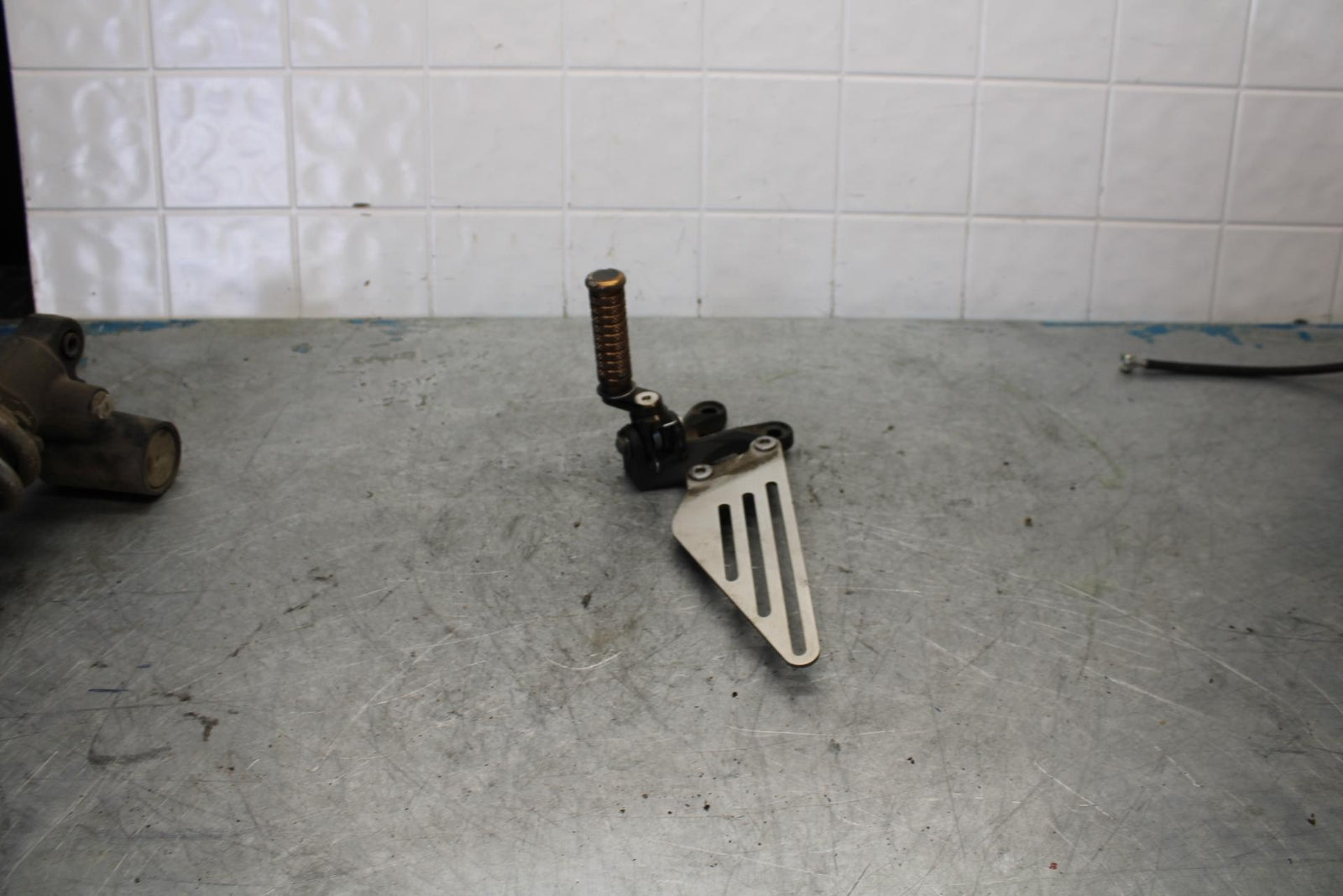 06-07 KAWASAKI NINJA ZX14R LEFT REARSET DRIVER FOOT PEG BRACKET MOUNT  bb433