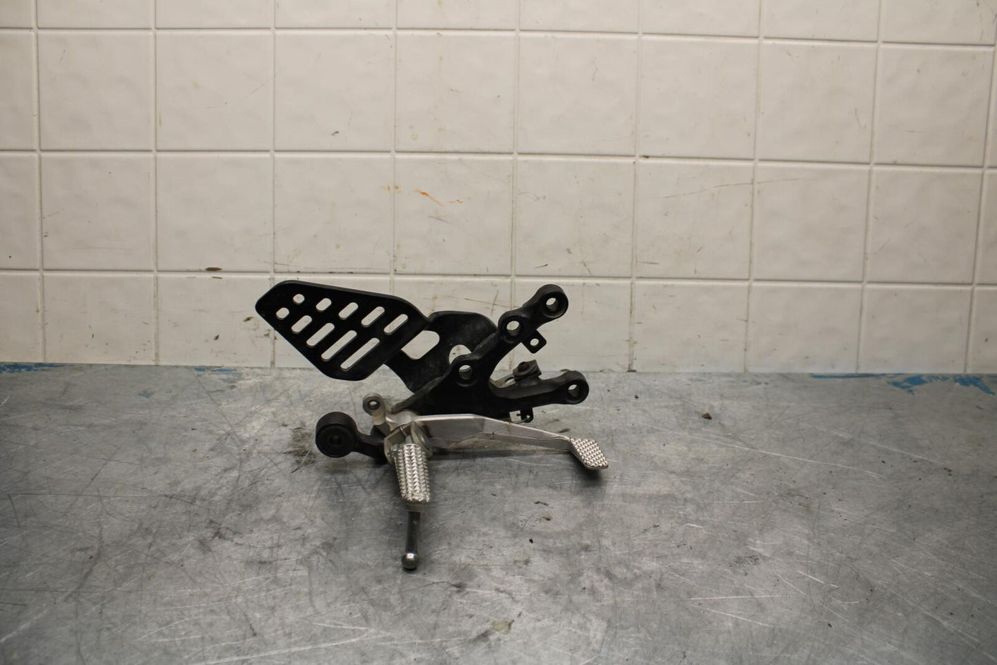 08-16 YAMAHA YZF R6 RIGHT REARSET REAR SET DRIVER FOOT PEG REST STOP BB443