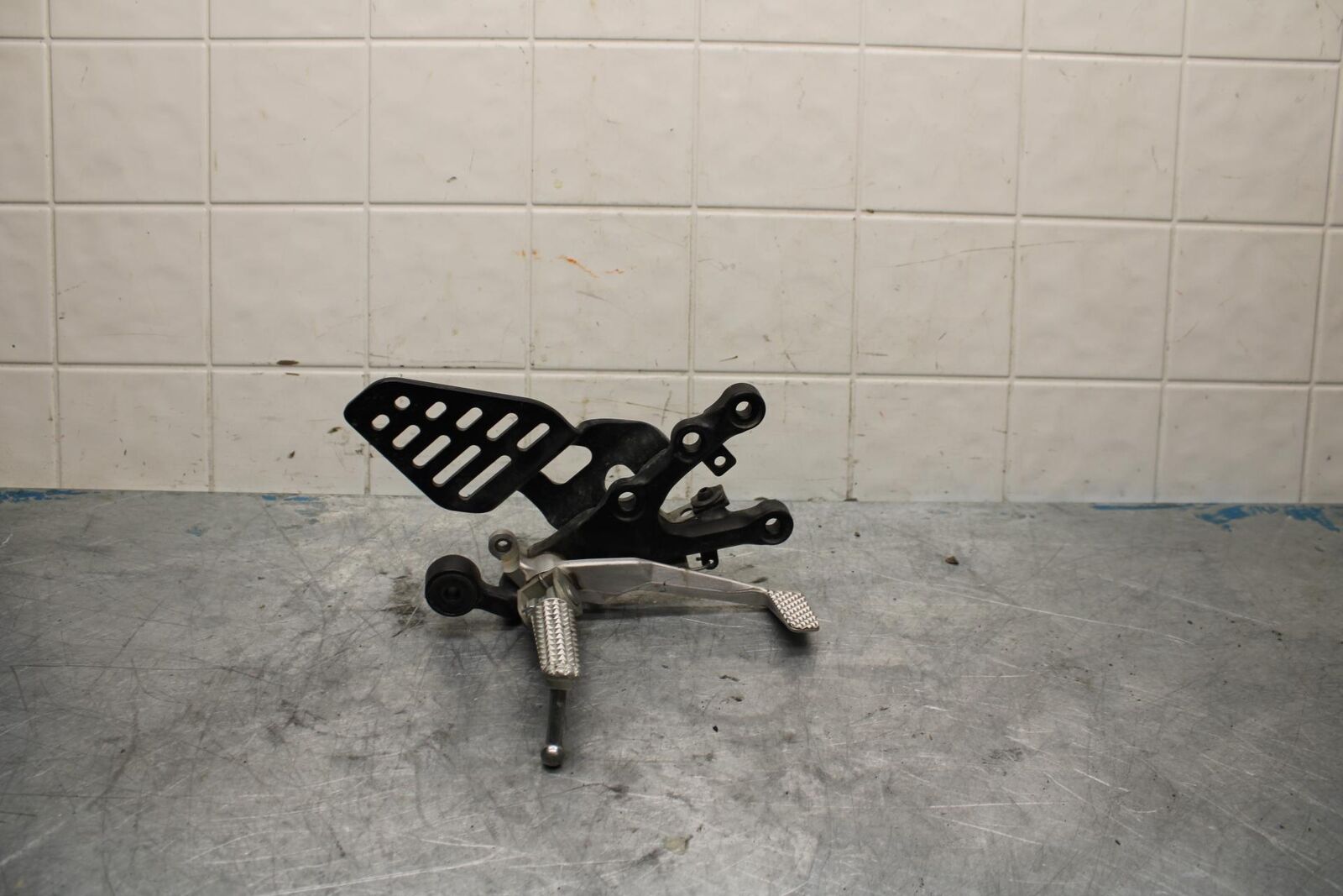 08-16 YAMAHA YZF R6 RIGHT REARSET REAR SET DRIVER FOOT PEG REST STOP BB443