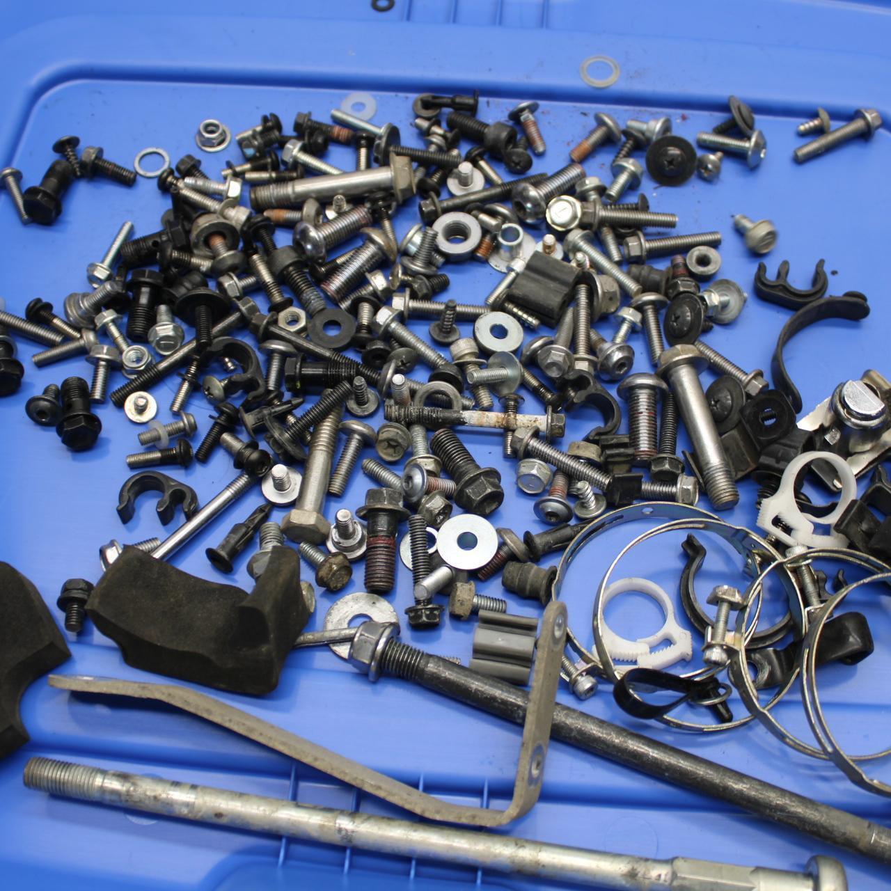 21 KAWASAKI NINJA ZX6R MISCELLANEOUS MOUNTING BOLTS HARDWARE MOTOR SCREWS BB647