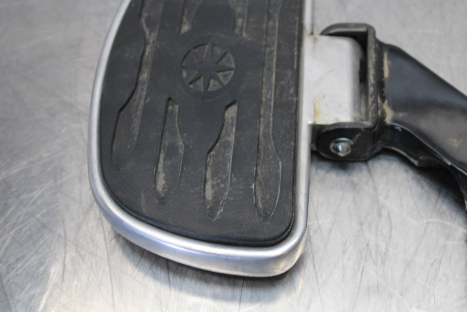 09 YAMAHA ROYAL STAR XVZ1300TF VENTURE REAR PASSENGER FOOT STEP PEG SET BB151