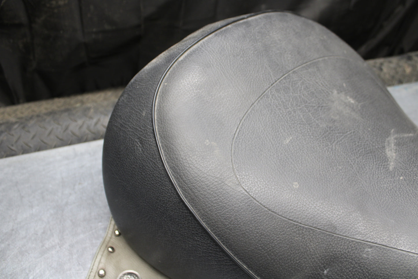 00 SUZUKI INTRUDER 1500 VL1500 FRONT DRIVERS SEAT BB761