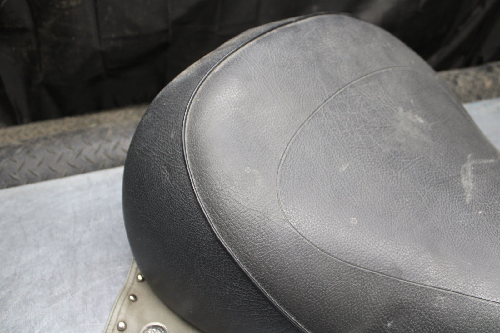 00 SUZUKI INTRUDER 1500 VL1500 FRONT DRIVERS SEAT BB761
