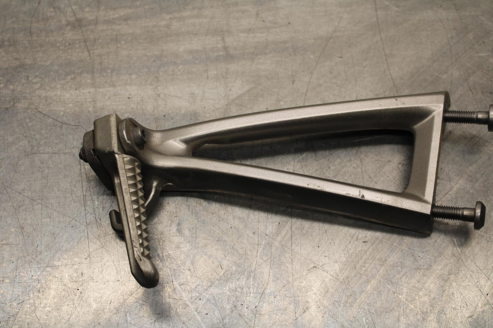 2006 Yamaha YZF R6 REAR BACK PASSENGER PEG SET PAIR 2C0-2741L-00-00 BB560