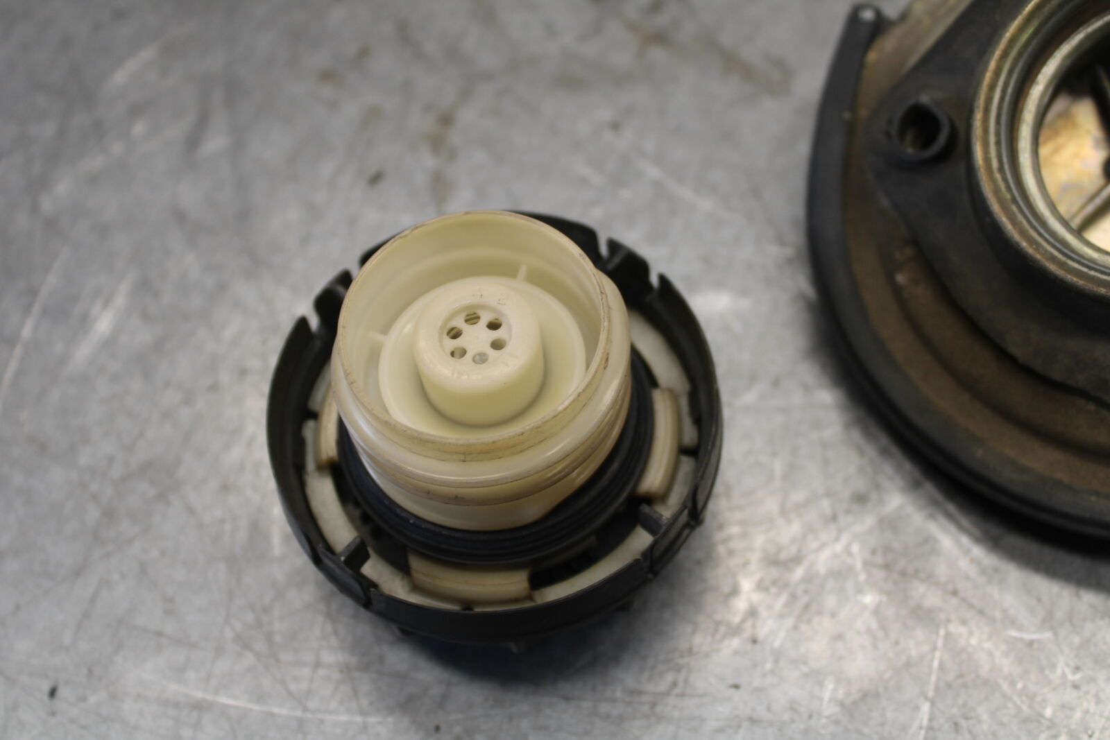 05-09 SUZUKI BOULEVARD C90 FUEL TANK GAS CAP BB692