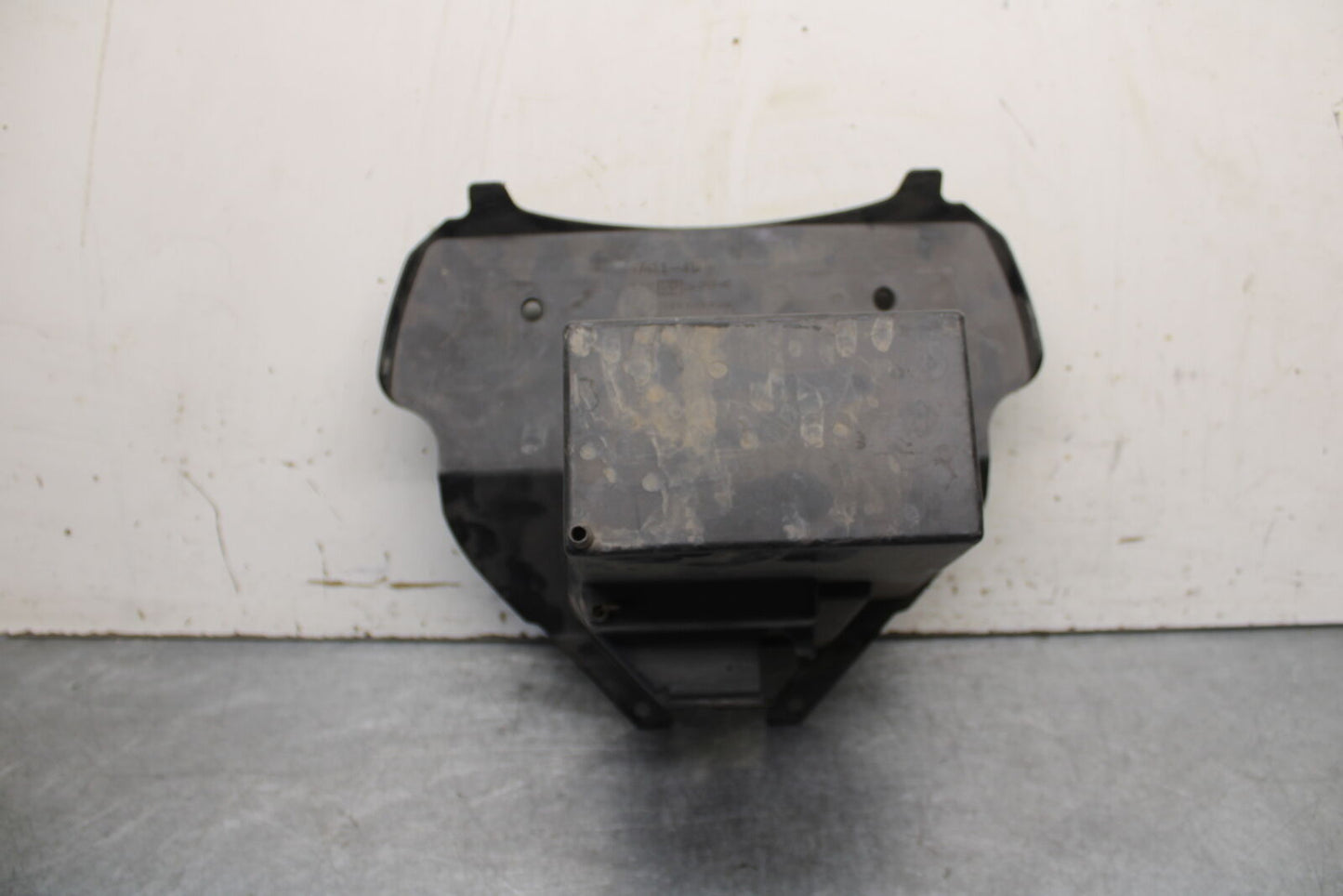 05-06 SUZUKI BOULEVARD M50 BATTERY TRAY BOX HOLDER BB671