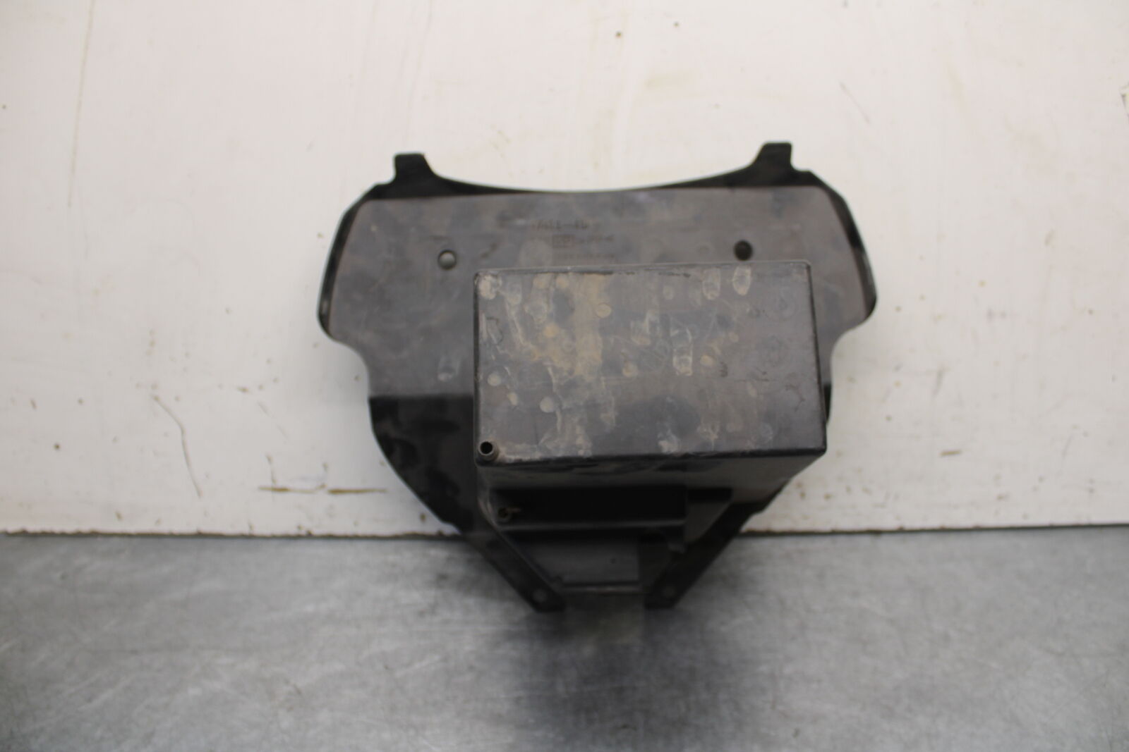 05-06 SUZUKI BOULEVARD M50 BATTERY TRAY BOX HOLDER BB671