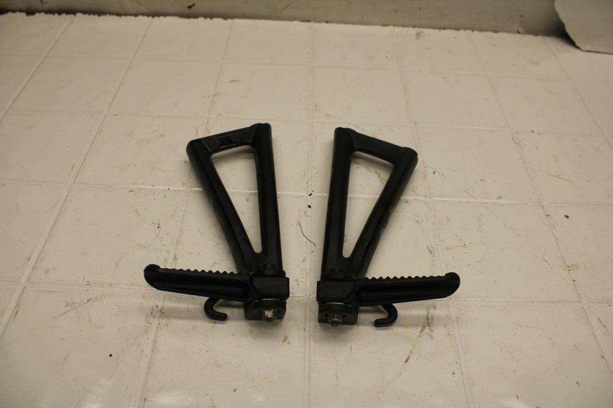 08-16 YAMAHA YZF R6 REAR BACK PASSENGER PEG SET PAIR BB406