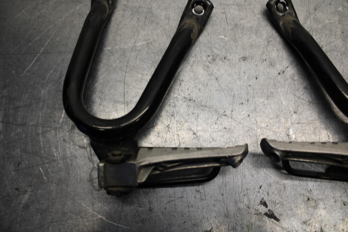 89-90 YAMAHA FZR600 REAR BACK PASSENGER PEG SET PAIR BB76
