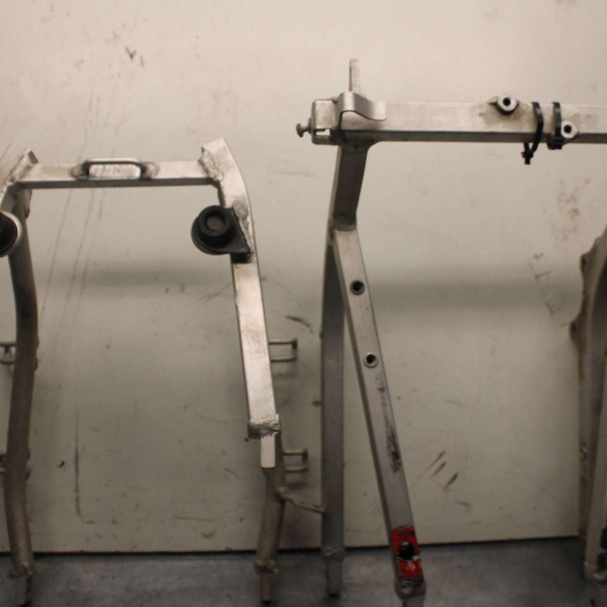 1999 Suzuki GSXR600 REAR SUBFRAME BACK SUB FRAME 41200-33E20 43980-33E20 BB608