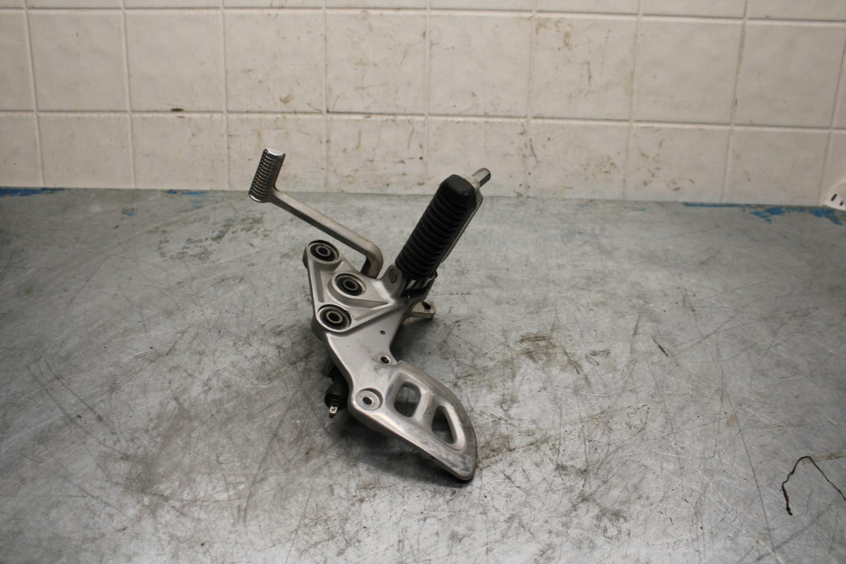 99-07 SUZUKI HAYABUSA GSX1300R RIGHT REARSET REAR SET DRIVER FOOT PEG REST BB426