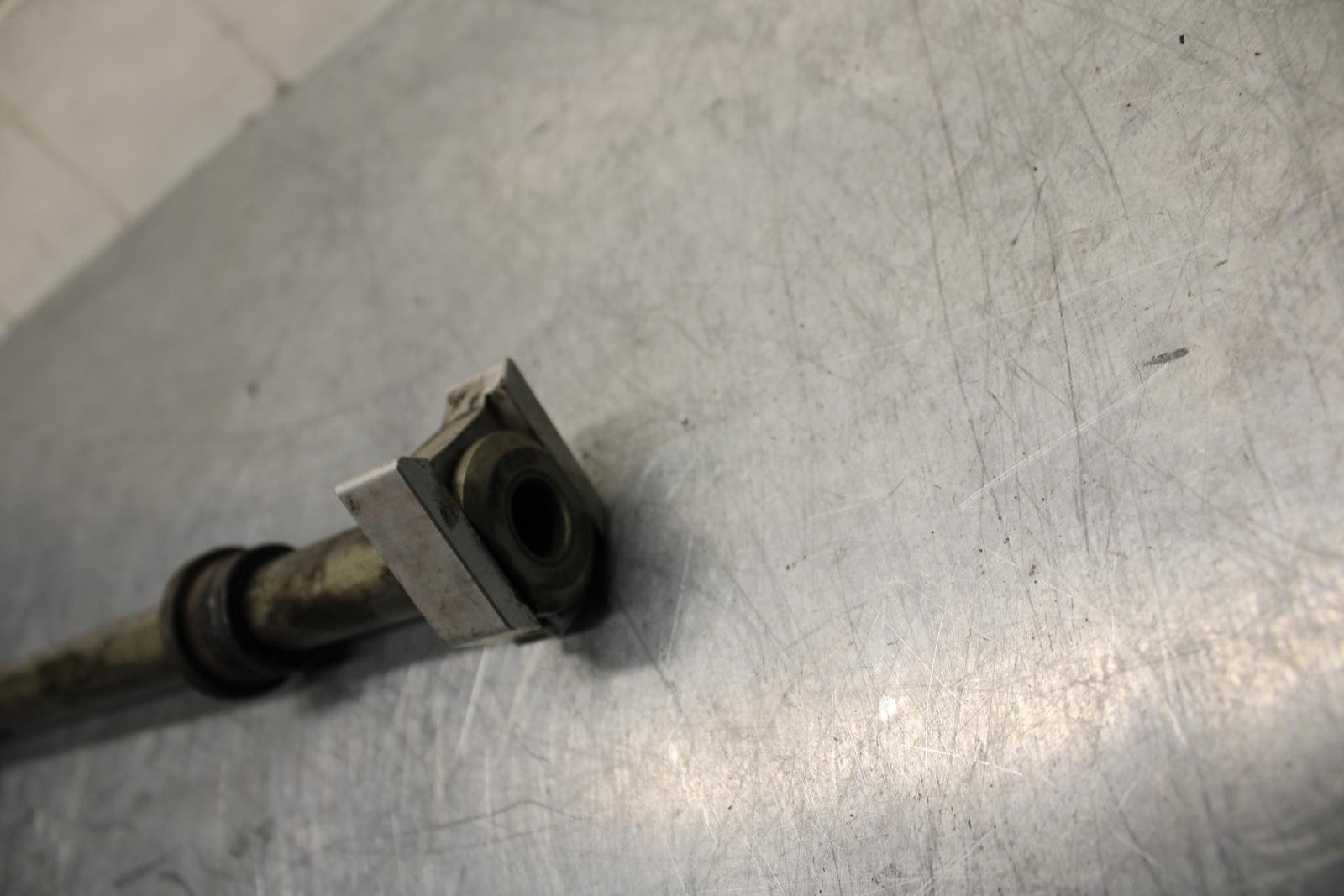 14-15 TRIUMPH STREET TRIPLE R REAR AXLE BACK WHEEL RIM PIVOT BOLT AXEL BB441