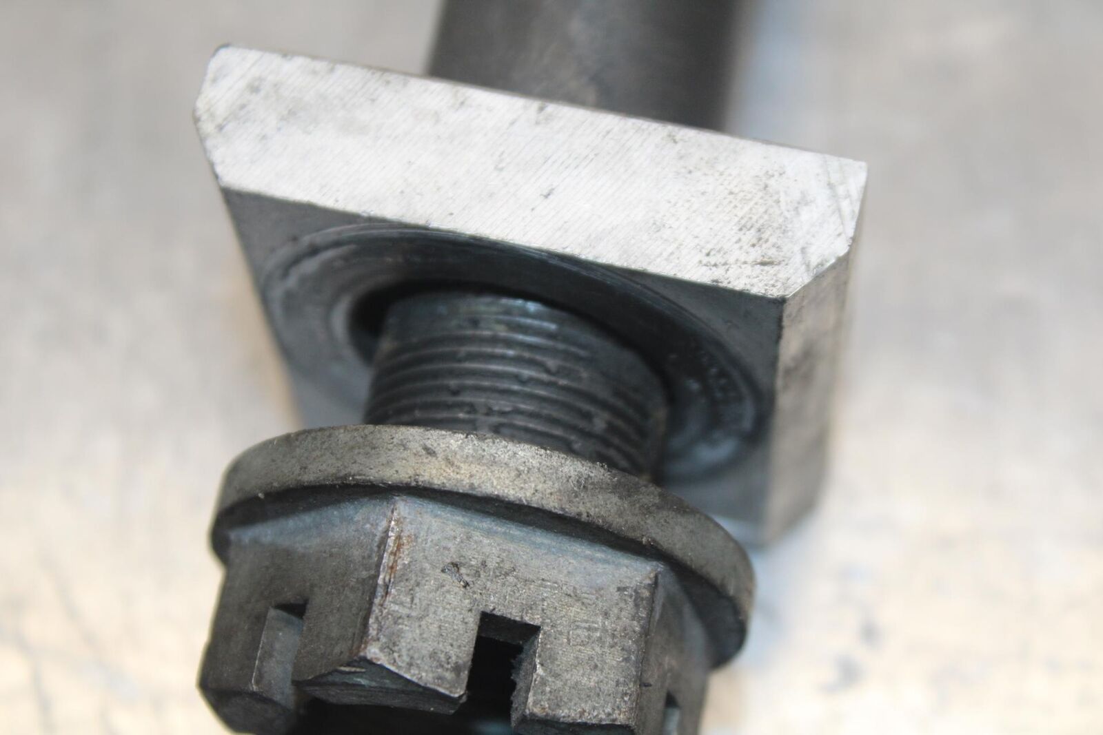 1999 Suzuki GSXR600 REAR AXLE BACK WHEEL RIM PIVOT BOLT AXEL 64711-33E30 BB608