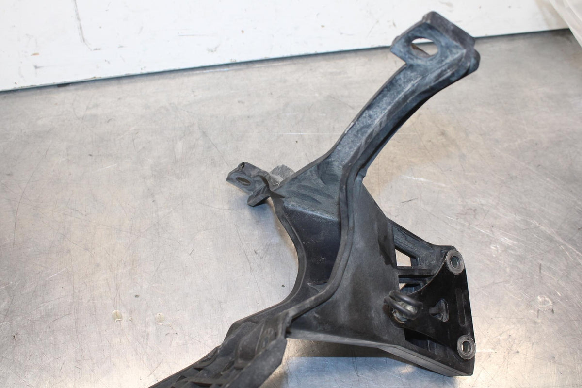 1999 Suzuki GSXR600 UPPER FAIRING MIRROR GAUGES STAY BRACKET BB608