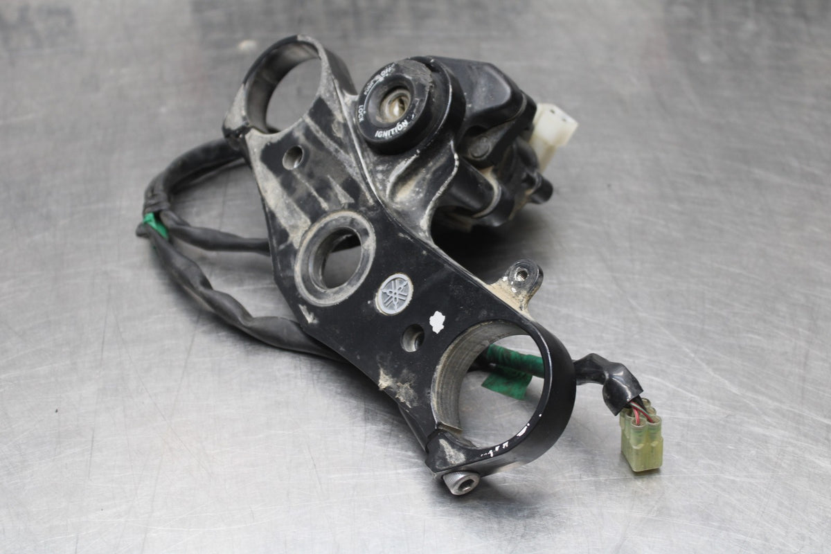 07 YAMAHA YZF R1 FORKS UPPER TRIPLE TREE CLAMP & IGNITION BB826