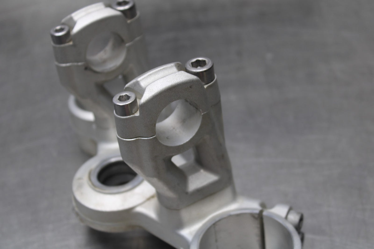 15 TRIUMPH TIGER 800 FORKS UPPER TRIPLE TREE CLAMP BB873