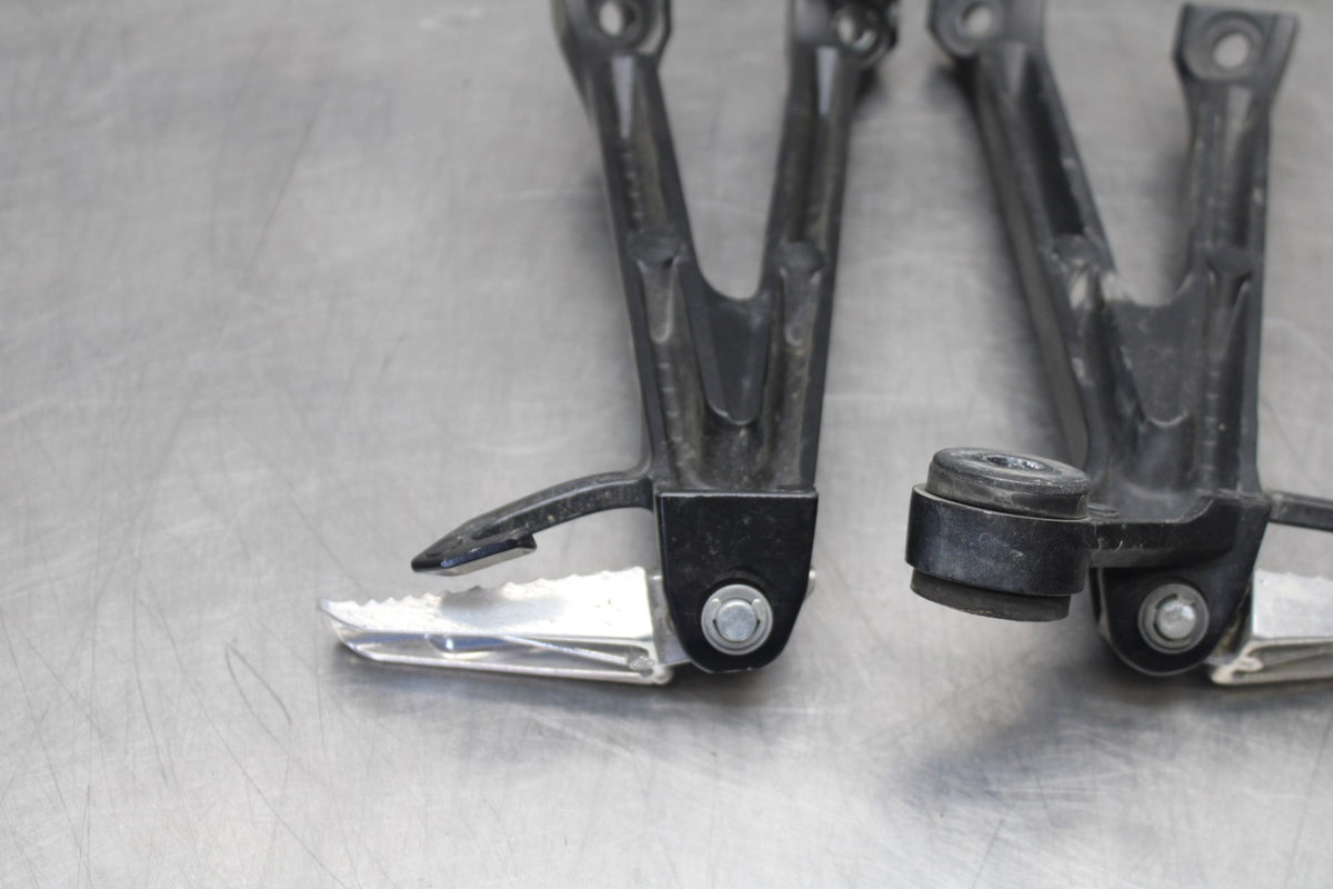 11-26 SUZUKI GSXR750 REAR BACK PASSENGER PEG SET PAIR BB900