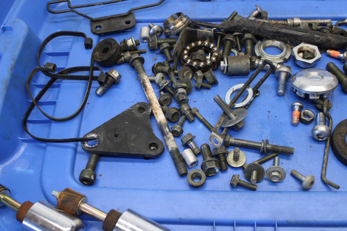 04 SUZUKI INTRUDER 800 MOUNTING BOLTS HARDWARE MOTOR SCREWS BB758