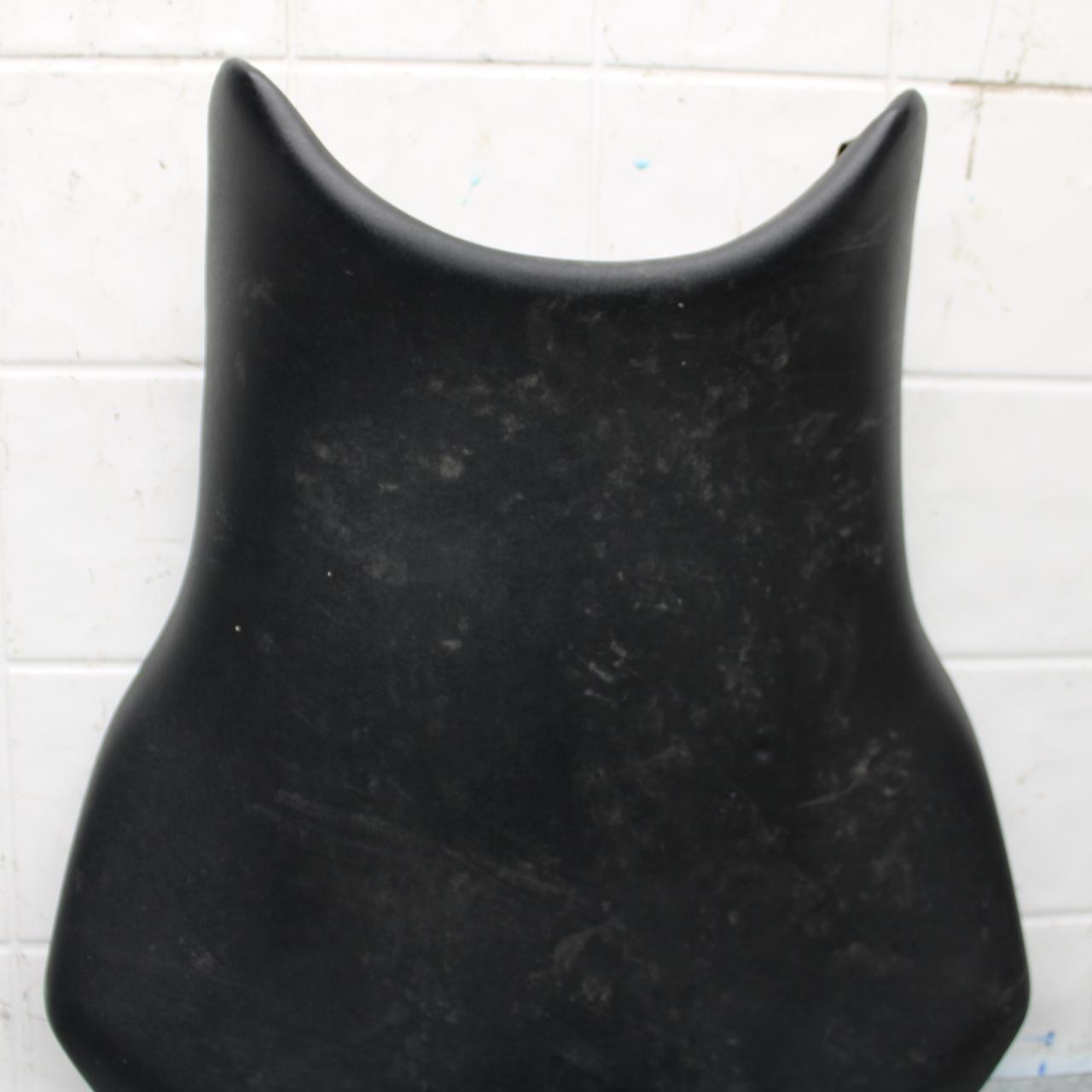 2007 Yamaha YZF R6 FRONT DRIVERS SEAT PAD SADDLE PILLION 2C0-24710-00-00 BB590