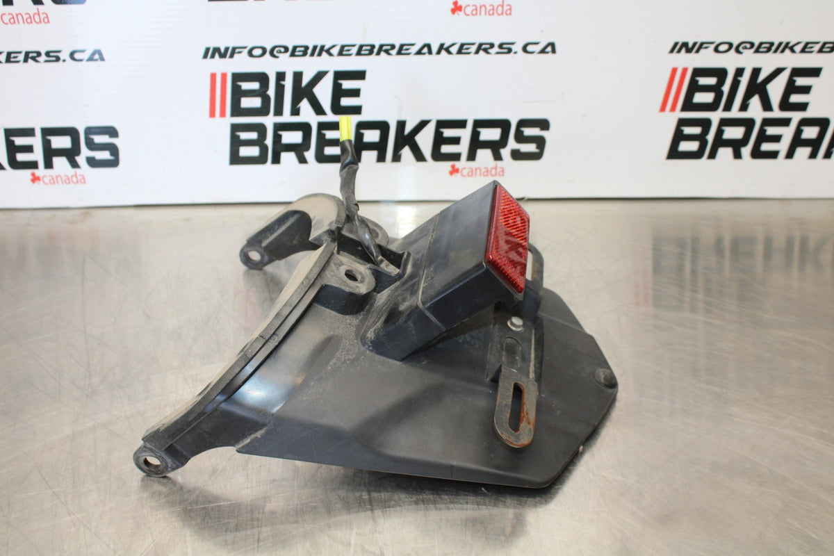 09 YAMAHA V STAR 950 LICENSE PLATE LIGHT & BRACKET MOUNT BB172