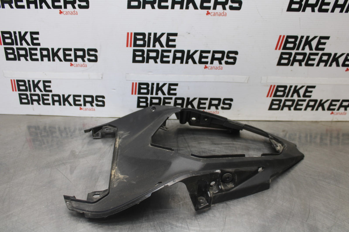 24-25 KAWASAKI NINJA 500 ABS CENTER REAR BACK TAIL FAIRING COWL BB899