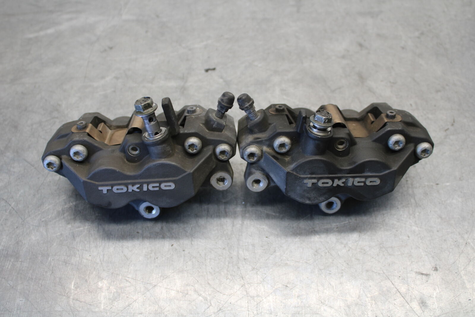 03-07 SUZUKI SV1000S RIGHT LEFT FRONT BRAKE CALIPER SET PAIR CALIPERS BB657