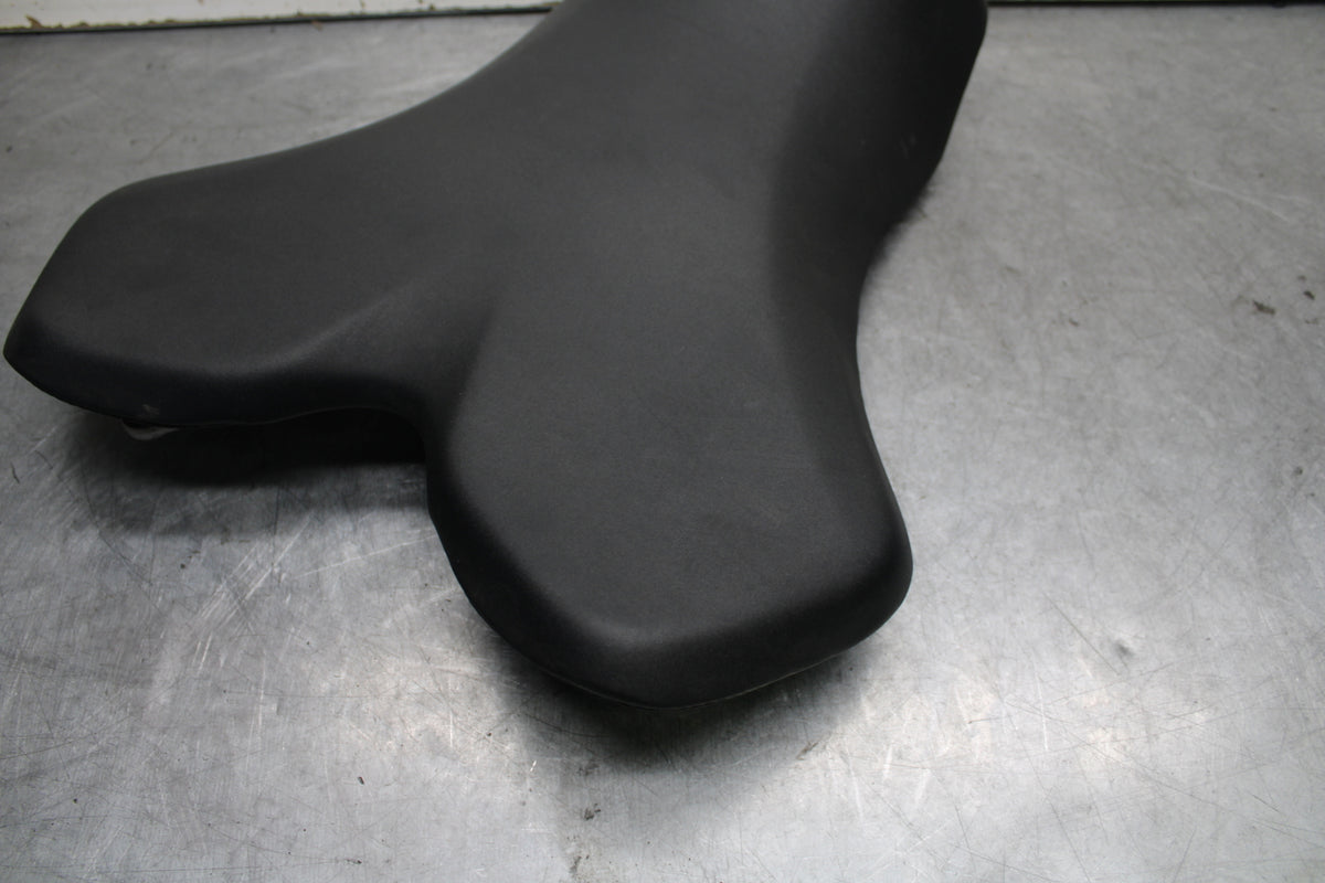 04-06 YAMAHA YZF R1 FRONT DRIVERS SEAT PAD SADDLE PILLION 5VY-24710-00-00 BB659