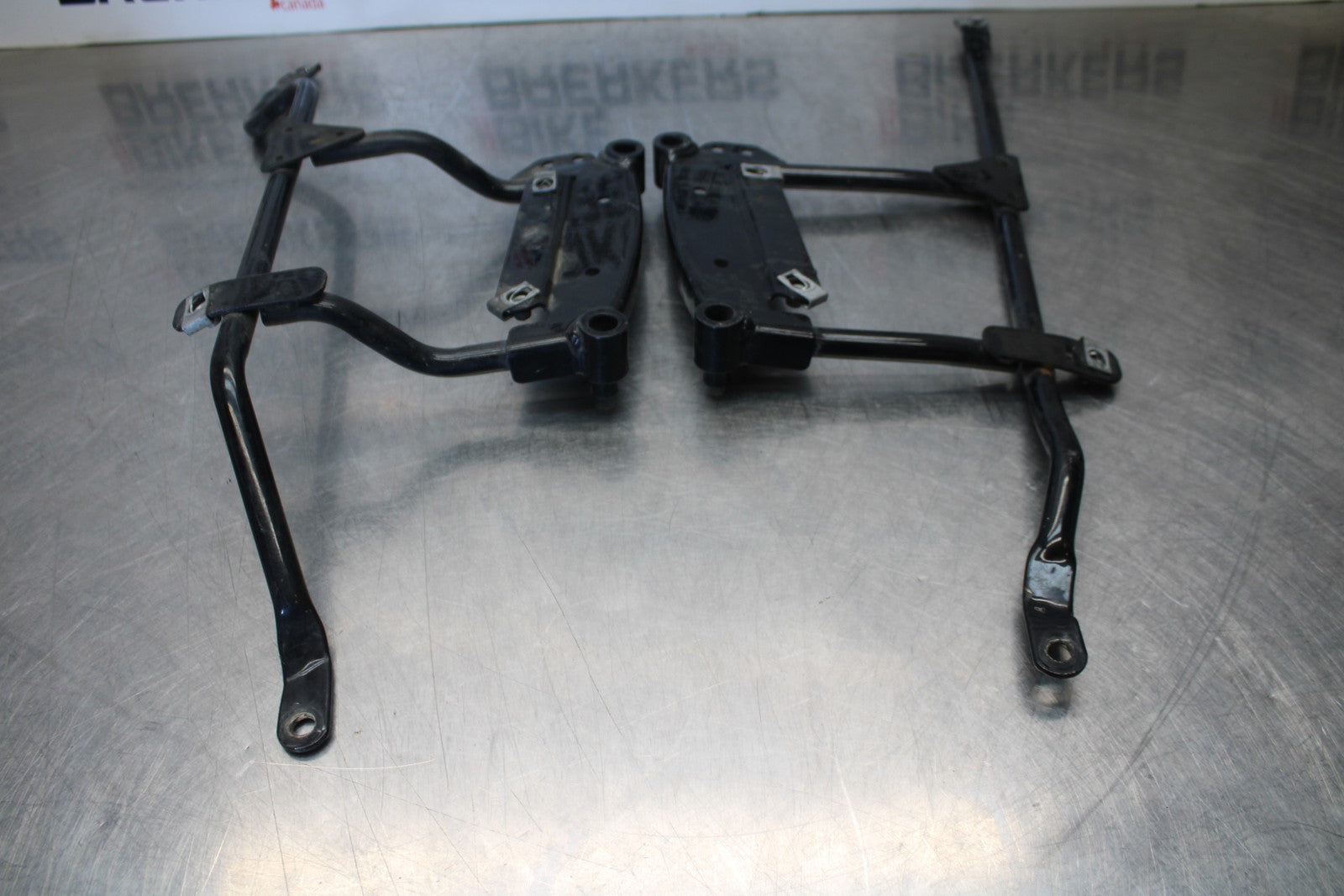 05-06 VICTORY KINGPIN DELUXE SADDLEBAG CASE MOUNTING BRACKET MOUNT BB195