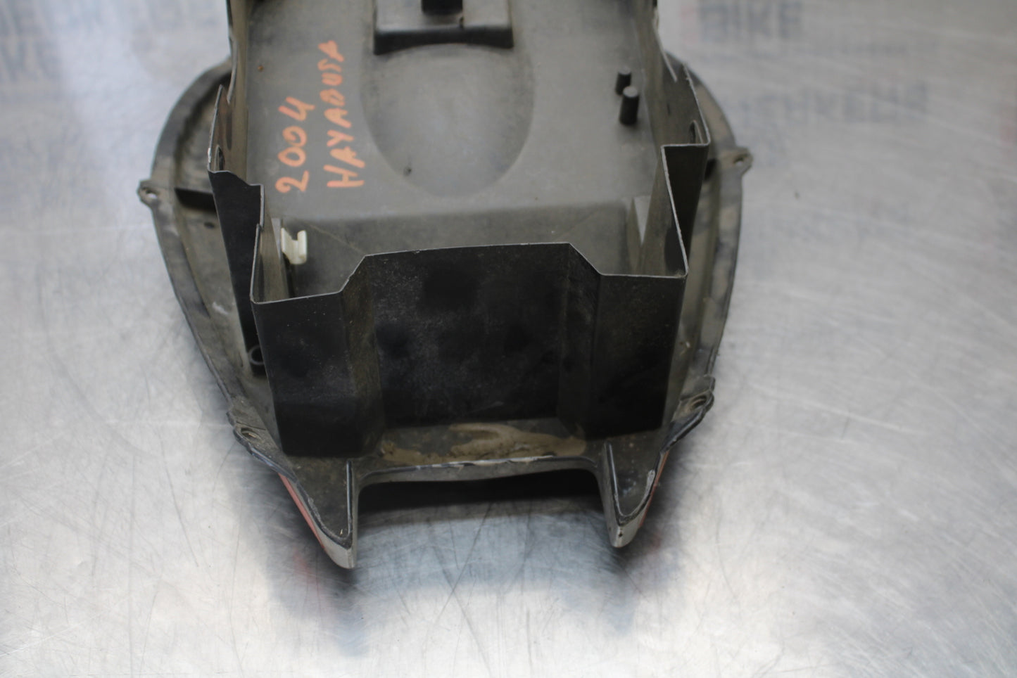 99-07 SUZUKI HAYABUSA GSX1300R REAR TAIL UNDERTAIL BATTERY TRAY PLASTIC BB281