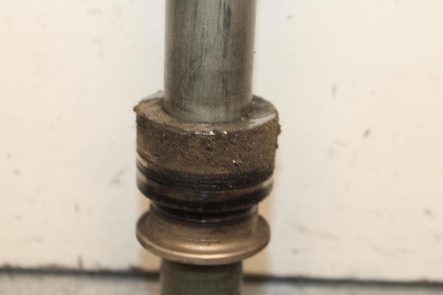 09-12 KAWASAKI NINJA ZX6R REAR AXLE BACK WHEEL RIM BOLT AXEL 41068-0035 BB617