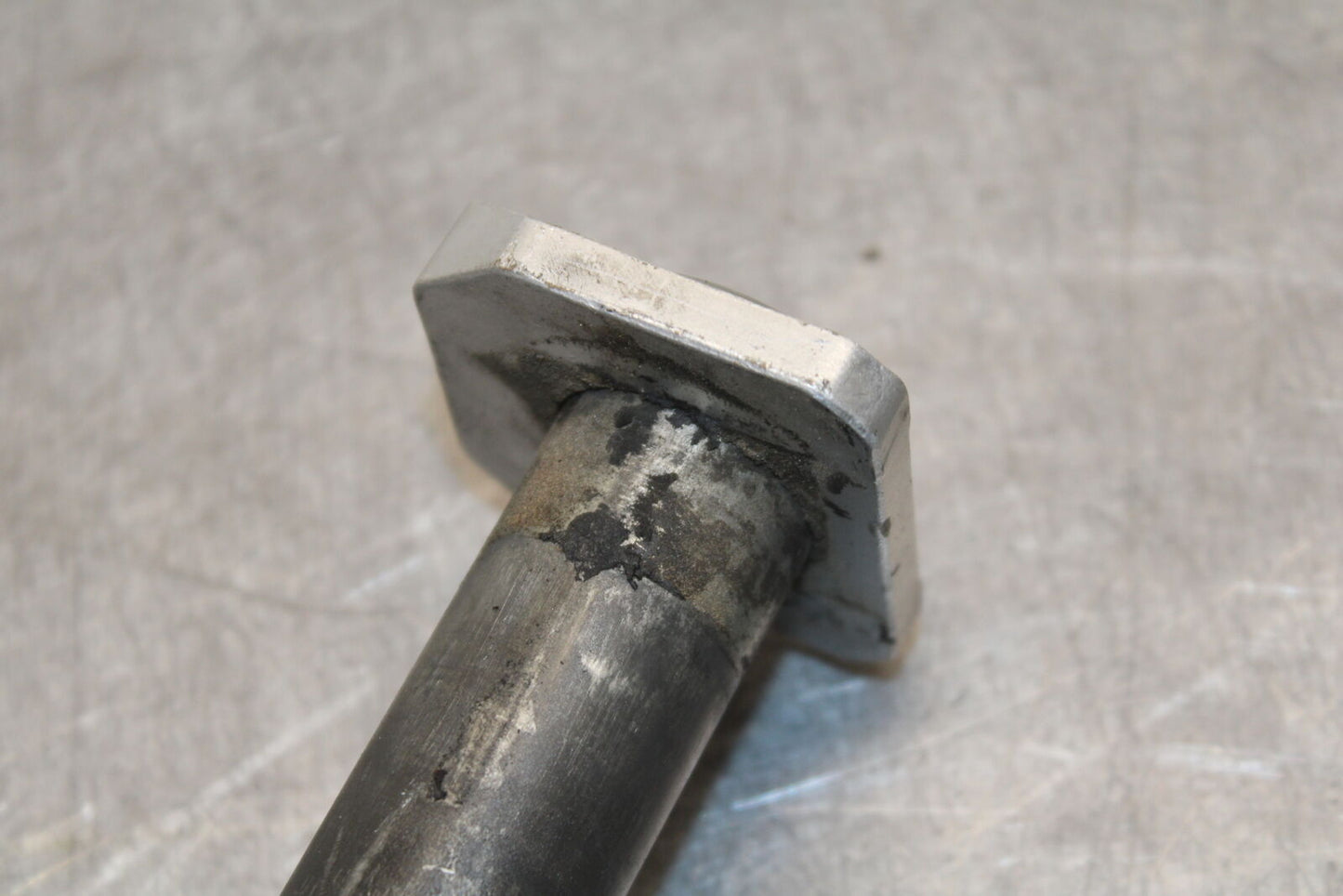 05-06 SUZUKI GSXR1000 REAR AXLE BACK WHEEL RIM PIVOT BOLT AXEL 64711-33E30 BB663