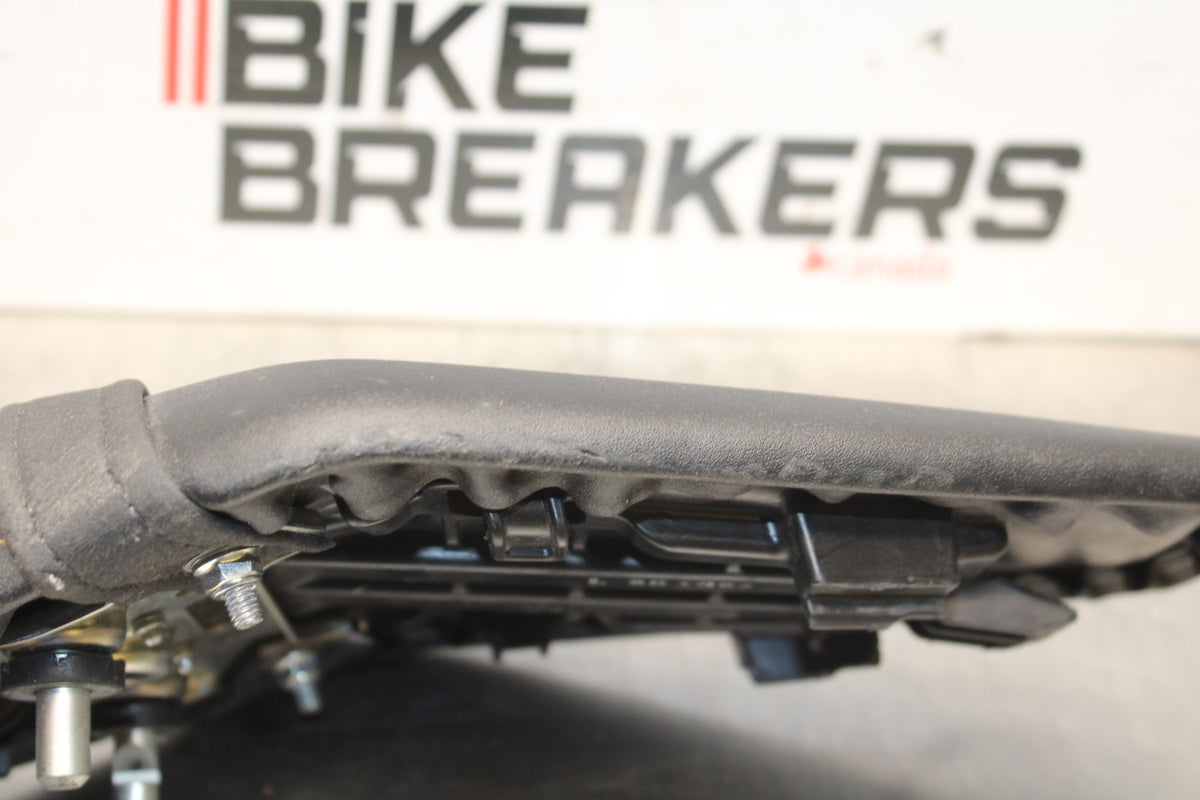 21-22 KAWASAKI NINJA ZX10R REAR BACK PASSENGER TANDEM SEAT SADDLE PILLION BB840