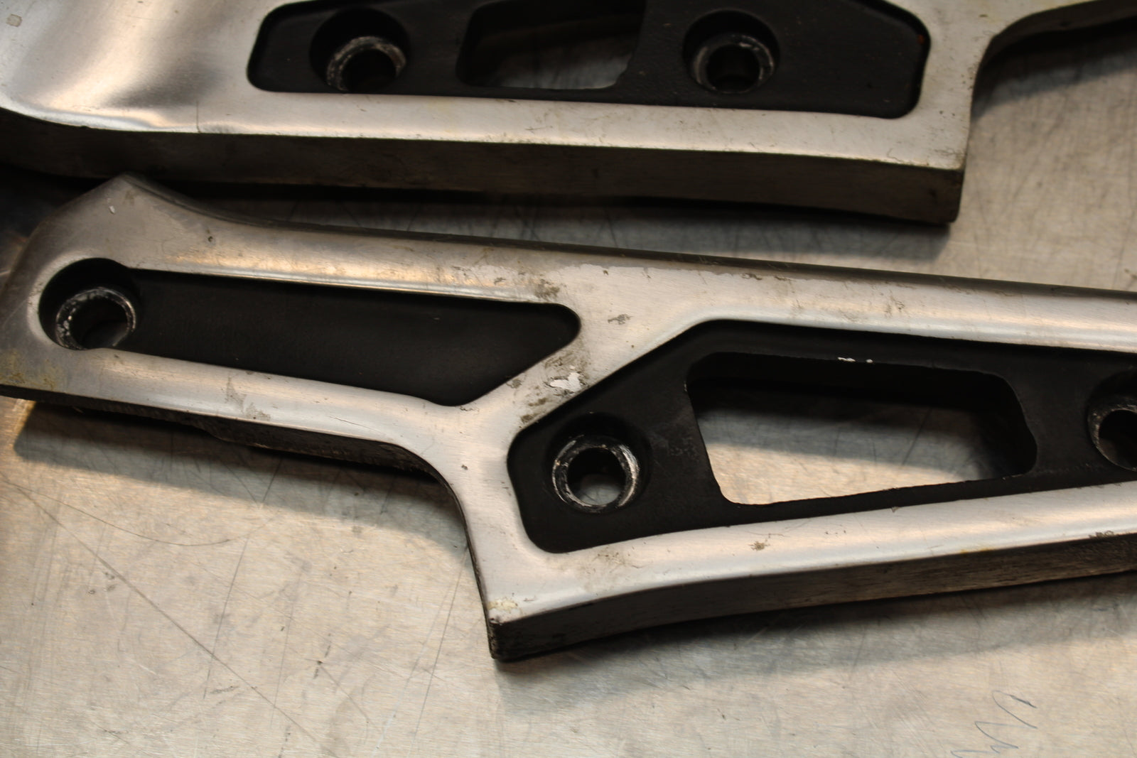 86 SUZUKI GS750ES REAR BACK PASSENGER PEG SET PAIR BB140