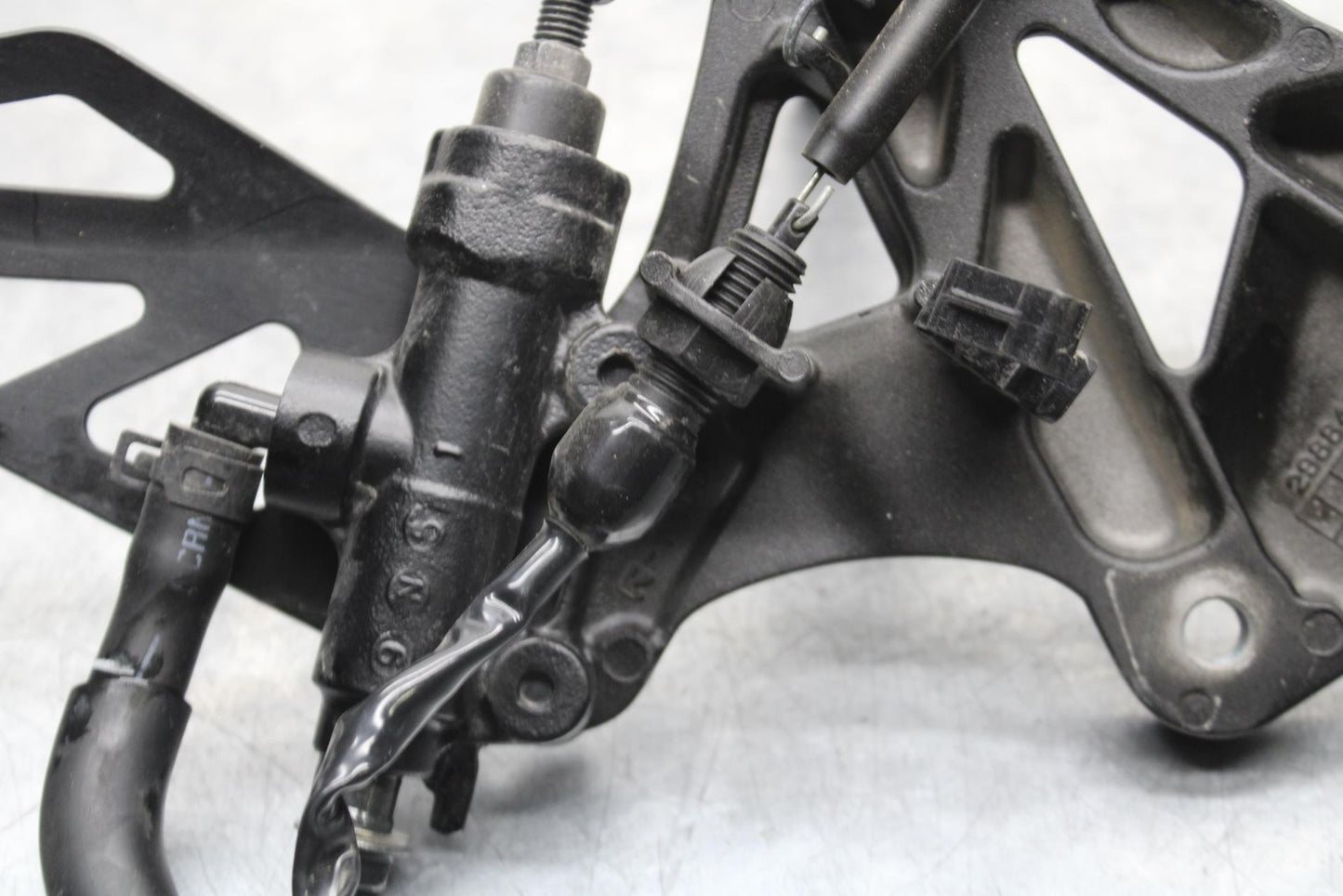 20 SUZUKI GSXR 1000 RIGHT REARSET REAR SET DRIVER FOOT PEG REST STOP BB597