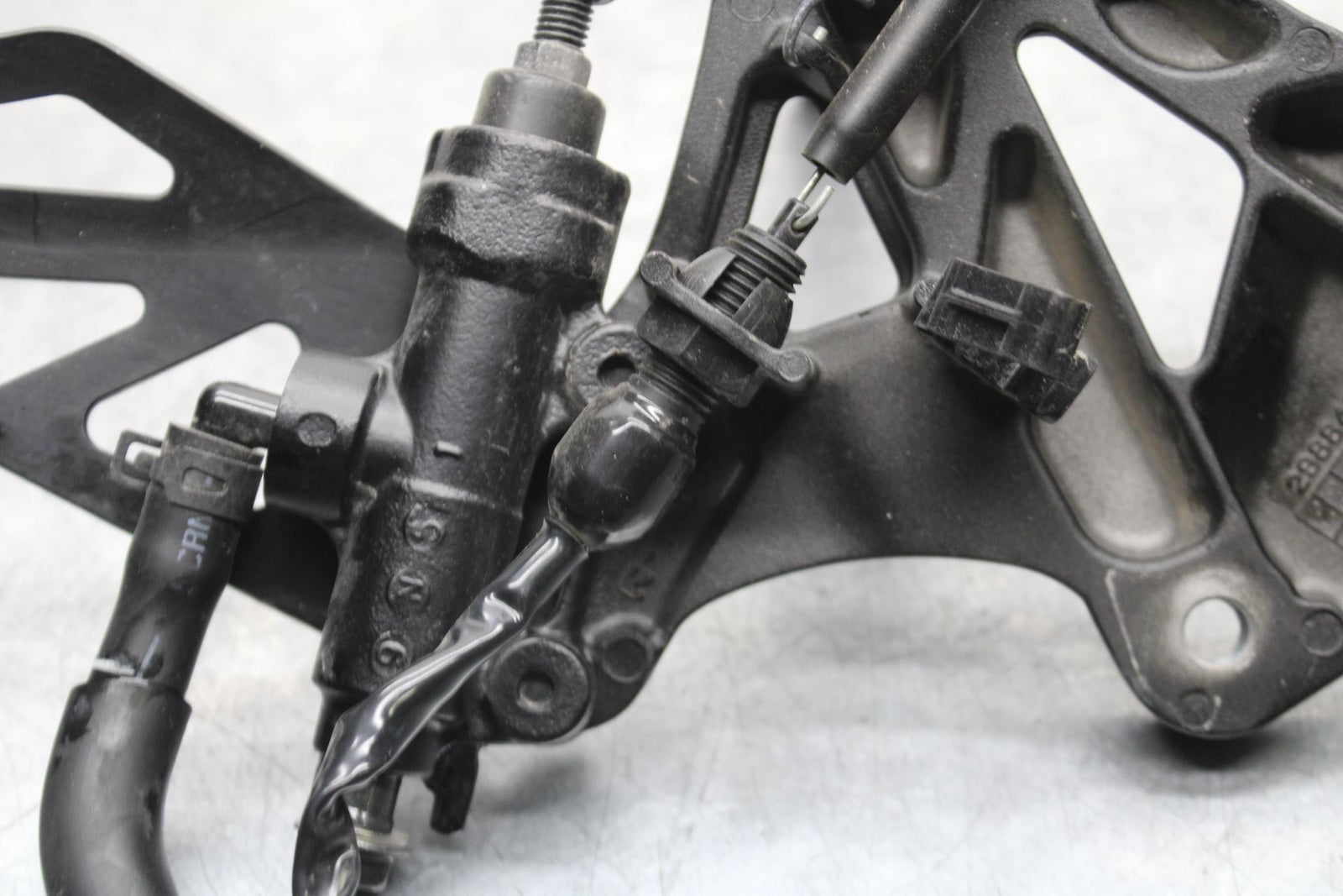 20 SUZUKI GSXR 1000 RIGHT REARSET REAR SET DRIVER FOOT PEG REST STOP BB597