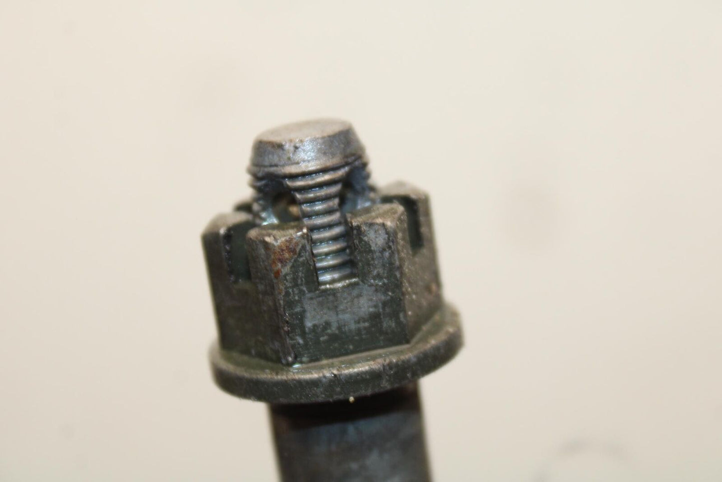 04-09 SUZUKI GS 500 FH GS500F FRONT WHEEL RIM AXLE PIVOT BOLT BB97