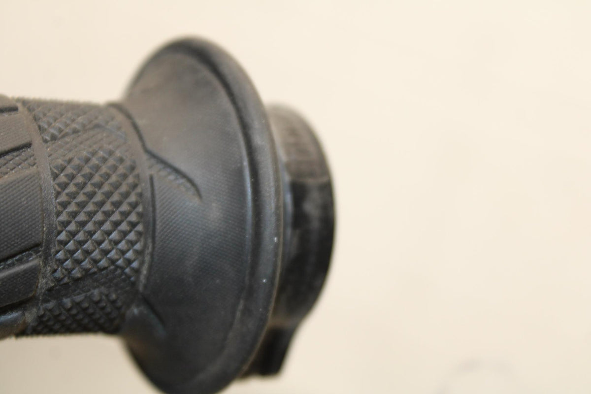 2017 Suzuki GSXR600 RIGHT THROTTLE GRIP 57110-21H02 BB598