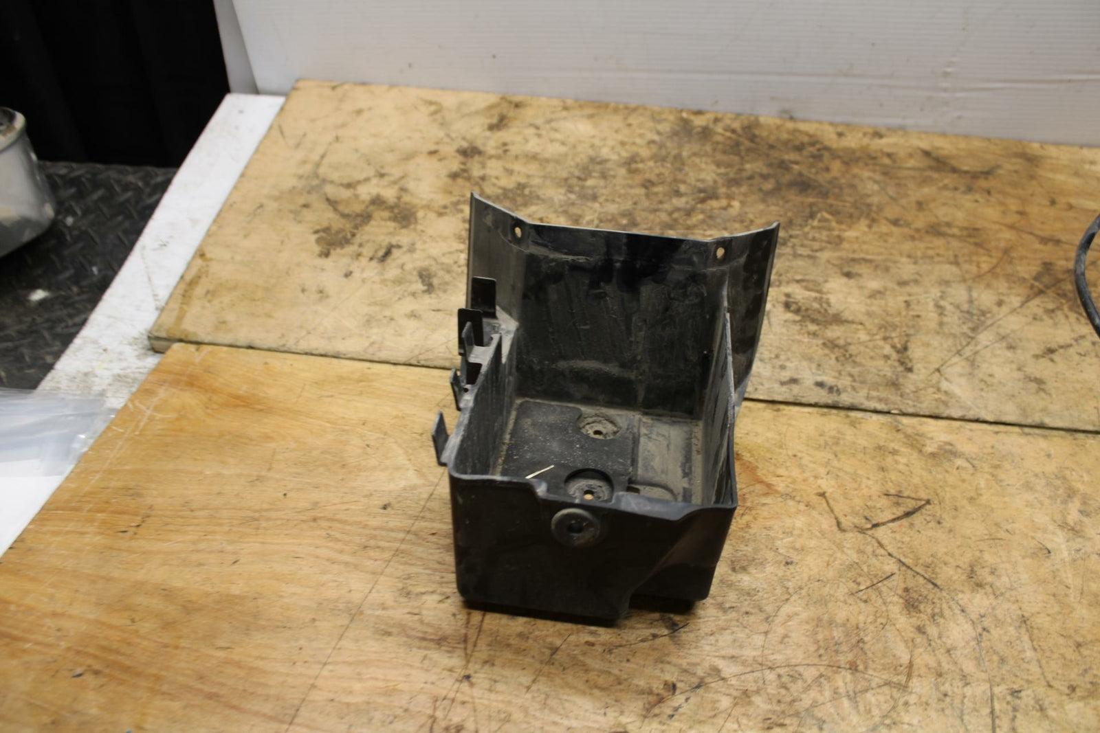 05-08 KAWASAKI VULCAN 1500 VN1500N CLASSIC BATTERY TRAY BOX HOLDER BB343