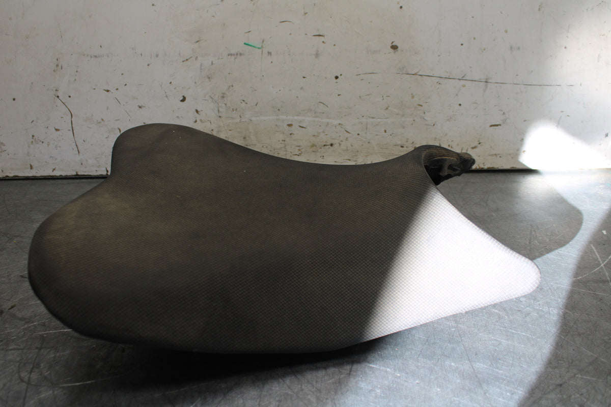19-22 KAWASAKI Z400 FRONT DRIVERS SEAT PAD SADDLE PILLION BB708