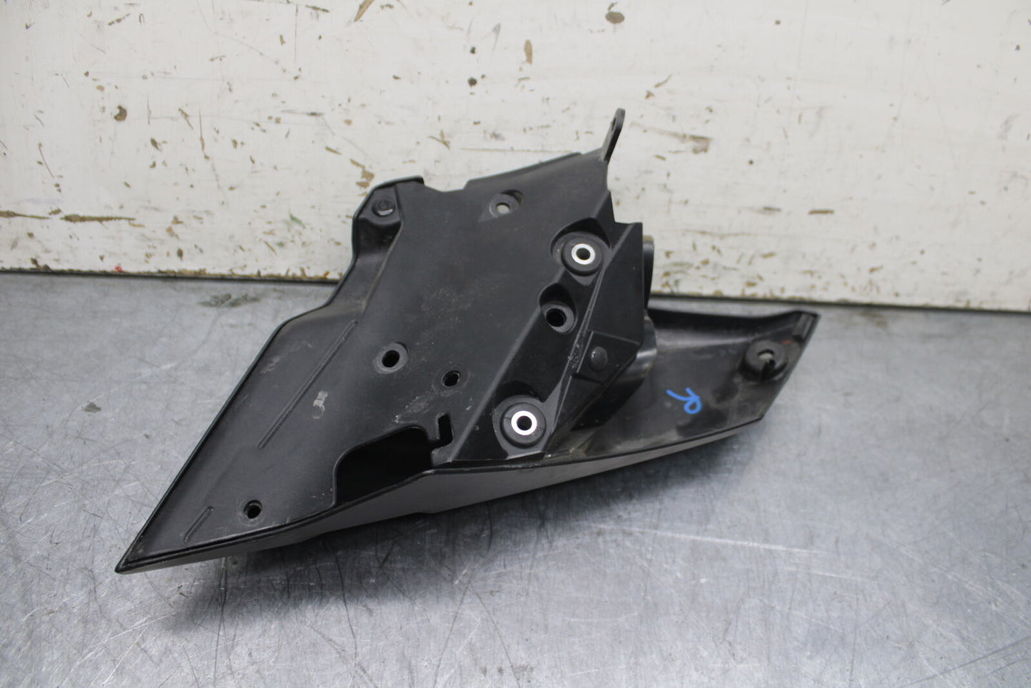 14-17 YAMAHA FZ09 RIGHT FRONT UPPER MID SIDE FAIRING COWL PLASTIC BB111