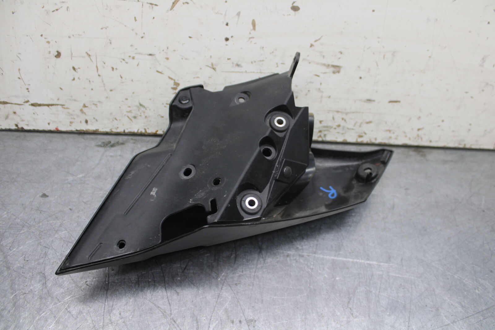 14-17 YAMAHA FZ09 RIGHT FRONT UPPER MID SIDE FAIRING COWL PLASTIC BB111