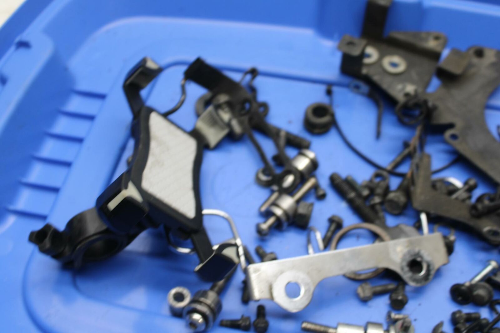 06-21 KAWASAKI VULCAN 900 BOLTS HARDWARE MOTOR SCREWS BB363