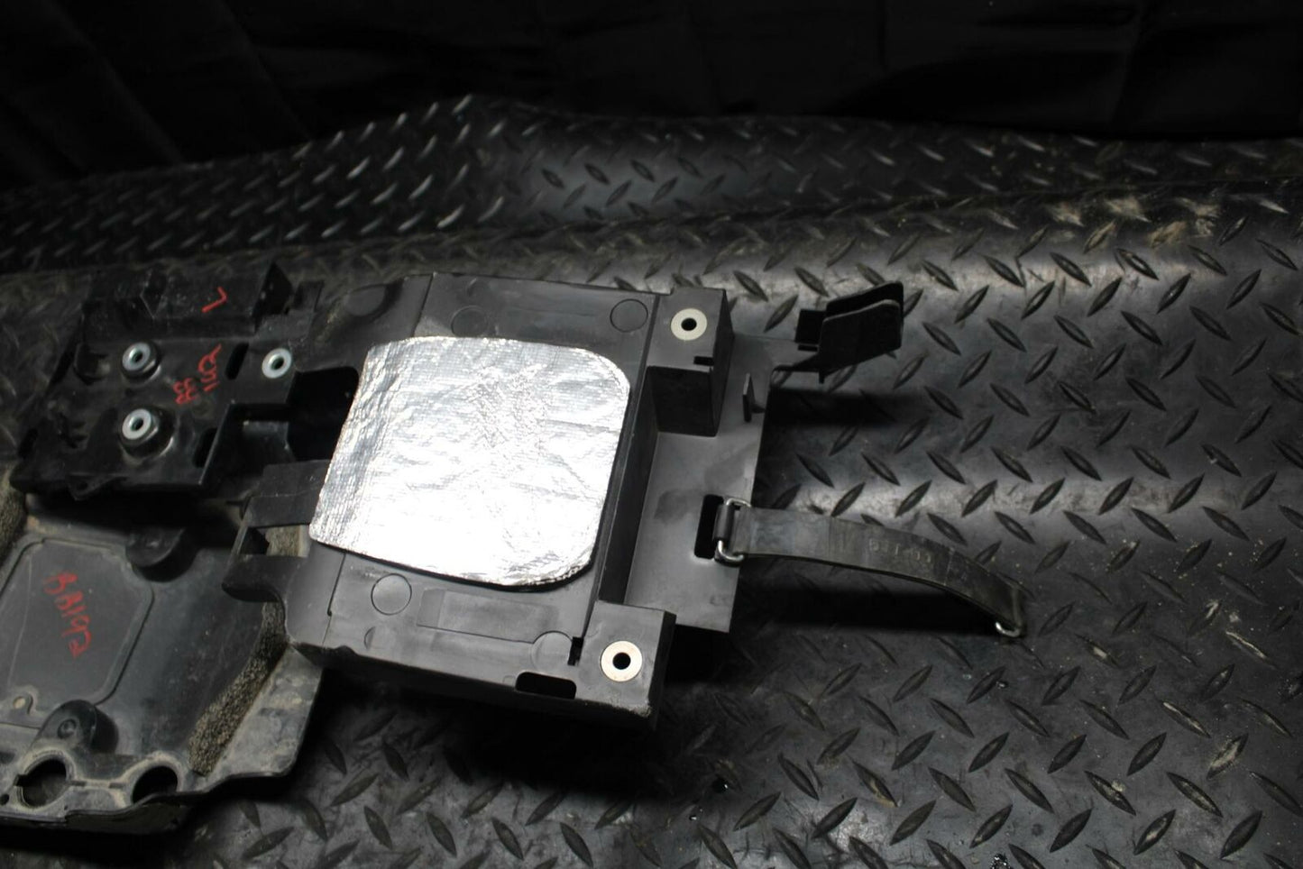 09-14 YAMAHA YZF R1 REAR BACK TAIL UNDERTAIL BATTERY TRAY PLASTIC BB192