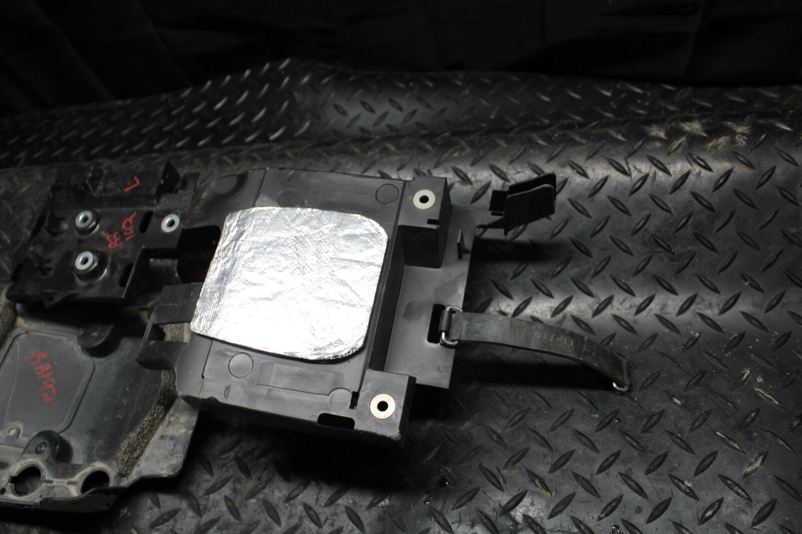 09-14 YAMAHA YZF R1 REAR BACK TAIL UNDERTAIL BATTERY TRAY PLASTIC BB192